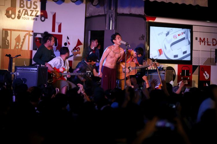 Grup Fourtwnty tampil saat Java Jazz Festival 2018 hari kedua di JIExpo Kemayoran, Jakarta Pusat, Sabtu (3/3/2018) malam. Sejumlah penyanyi seperti Tesla Manaf, Dira Sugandi, Lee Ritenour, dan Dionne Warwick tampil tampil memeriahkan Java Jazz Festival 2018.