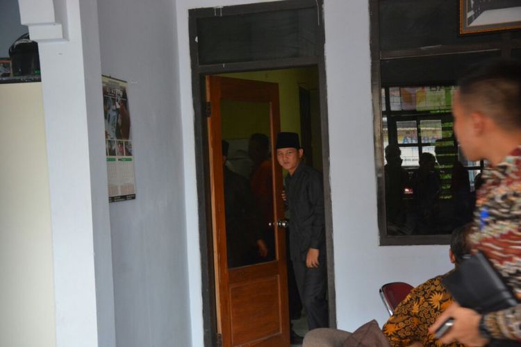 Plt Bupati Trenggalek M Nur Arifin setelah memberikan klarifikasi di Kantor Panwaslu Trenggalek, Jawa Timur, Sabtu (3/3/2018).