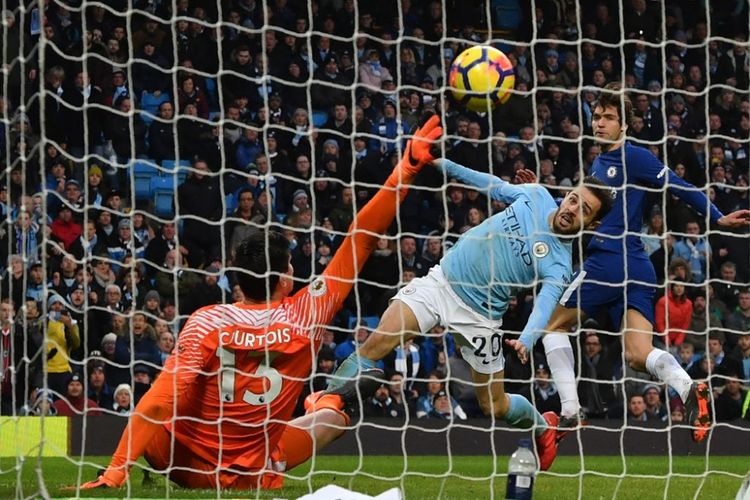 Bernardo Silva mencetak gol kemenangan Manchester City atas Chelsea pada pertandingan pekan ke-29 Premier League di Stadion Etihad, Minggu (4/3/2018).