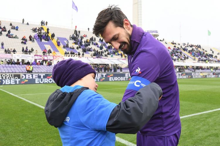 Seorang anak menyematkan ban kapten Fiorentina kepada Davide Astori jelang pertandingan melawan Chievo Verona di Stadion Artemio Franchi, 25 Februari 2018.