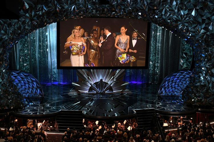 (Dari kiri ke kanan) Aktris Margot Robbie, Lupita Nyongo, Jimmy Kimmel, dan Gal Gadot memberi kejuta kepada para penonton bioskop Chinese Theatre pada perhelatan Academy Awards ke-90 di Hollywood, California, Minggu (4/3/2018).