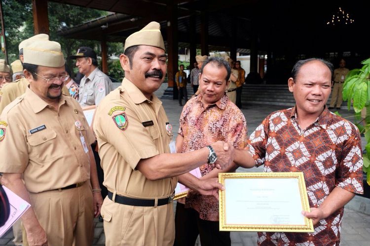 Wali Kota Surakarta, FX Hadi Rudyatmo memberikan penghargaan kepada kakak beradik yang selamatkan anak balita yang disekap di hotel di halaman Balai Kota Surakarta di Solo, Jawa Tengah, Senin (5/3/2018).