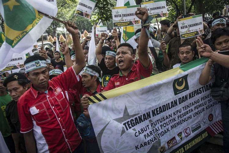 Sejumlah kader dan simpatisan Partai Bulan Bintang (PBB) melakukan aksi bela PBB di depan kantor Komisi Pemilihan Umum (KPU) Pusat, Jakarta, Kamis (1/3/2018). Aksi tersebut untuk menuntut KPU segera mencabut keputusan tentang penetapan partai politik peserta Pemilu 2019 karena tidak memenuhi unsur keadilan.