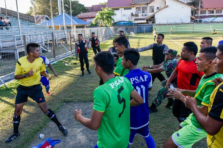 Pemain PSAP mengejar dan memukuli wasit yang memimpin pertandingan Liga 3 Musim 2017 Wilayah Aceh antara PSAP melawan Aceh United di Stadion H Dimurthala, Lampineueng, Banda Aceh, Jumat (18/8/2017). Laga tersebut terpaksa ditunda setelah terjadinya keributan pada menit ke 62 antara pemain PSAP dan wasit saat posisi skor 3-0 untuk Aceh United.