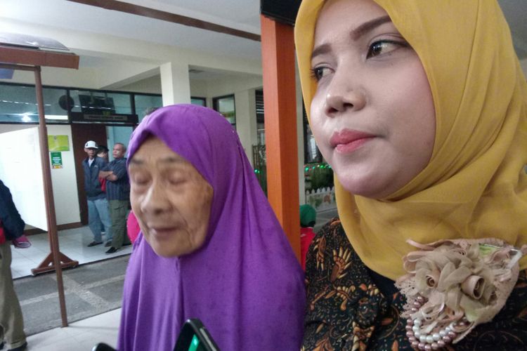 Ibu Cicih (78) didampingi anggota kuasa hukumnya Sulistya Panca Wijayanti tengah berjalan di lobi menuju ruang mediasi di Pengadilan Negeri Bandung, Jalan RE Marthadinata, Kota Bandung, Selasa (6/3/2018).