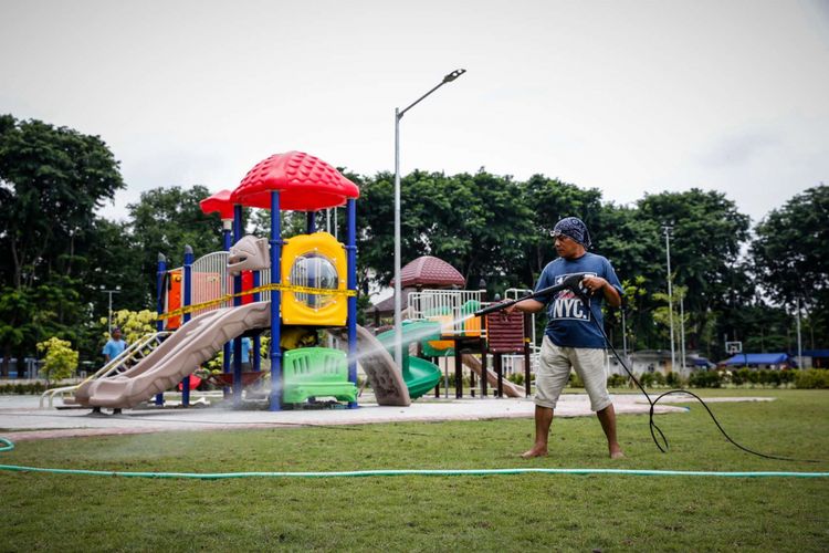Suasana pembangunan Revitalisasi Taman Lapangan Banteng di Jakarta Pusat, Selasa (6/3/2018). Revitalisasi Taman Lapangan Banteng dibagi dua zona, zona pertama berada di Monumen Pembebasan Irian Barat, zona kedua di zona olahraga dan ditargetkan rampung pada akhir Maret ini.