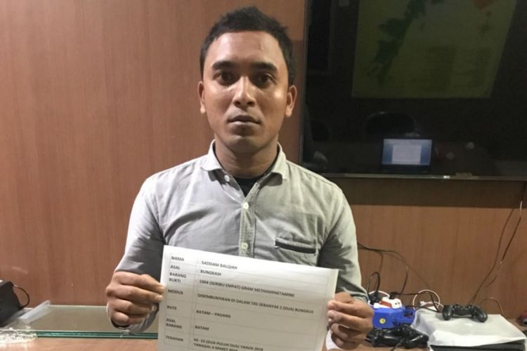 Sadam Balqiah (29), warga Keude Bubgkaih, Kecamatan Muara Batu, Kabupaten Aceh Utara, Aceh diamankan tim gabungan Avsec dan BC saat akan terbang ke Padang. Ia ditangkap karena kedapatan membawa sabu seberat 1.004 gram atau 1 kg.