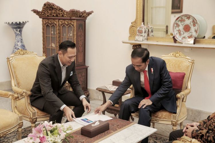 Komandan Satgas Bersama Pemenangan Pilkada dan Pemilu 2019 Partai Demokrat Agus Harimurti Yudhoyono (AHY) saat bertemu Presiden Joko Widodo di Istana, Selasa (6/3/3018)