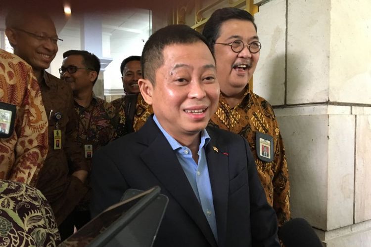Menteri Energi dan Sumber Daya Mineral (ESDM) Ignasius Jonan bersama sejumlah petugas pajak usai melaporkan Surat Pemberitahuan Tahunan (SPT) pajak tahun 2017 di kantor ESDM, Jakarta Pusat, Selasa (6/3/2018).