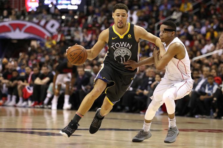Sneaker Anta KT3-Black Panther dipakai oleh point guard Warriors Golden State Klay Thomson (kiri) dalam pertandingan NBA akhir pekan lalu.