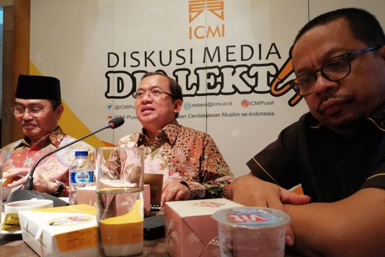 (Kiri ke kanan) Ketua ICMI Jimly Asshiddiqie, Mantan Wakil Ketua DPR Priyo Budi Santoso dan Direktur Eksekutif Indo Barometer Muhammad Qodari dalam diskusi media bertema Peta Politik Indonesia: Kiprah ICMI dalam Tahun Politik 2018 di Jakarta, Rabu (7/3/2018) 