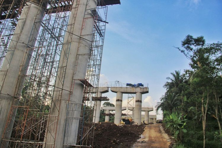 Pekerjaan konstruksi Jembatan Kenteng pada Tol Salatiga-Kartasura.