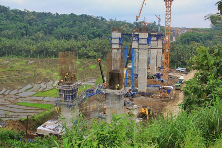 Pekerjaan konstruksi Jembatan Kenteng pada Tol Salatiga-Kartasura.