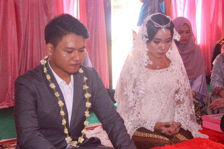 Penyanyi Ilham SM*SH dan sang istri, Puti Andini saat melangsungkan ijab qabul di kawasan Bojong Gede, Kabupaten Bogor, Jawa Barat, Kamis (8/3/2018).