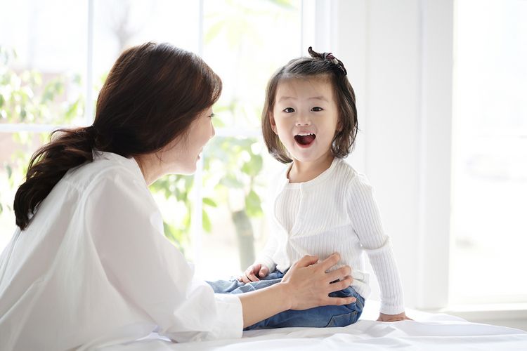 Foto ilustrasi anak kecil dan ibunya 