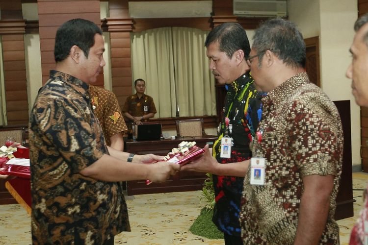 Wali Kota Semarang Hendrar Prihadi meminta distribusi SPPT PBB 2018 yang baru segera dilakukan.
