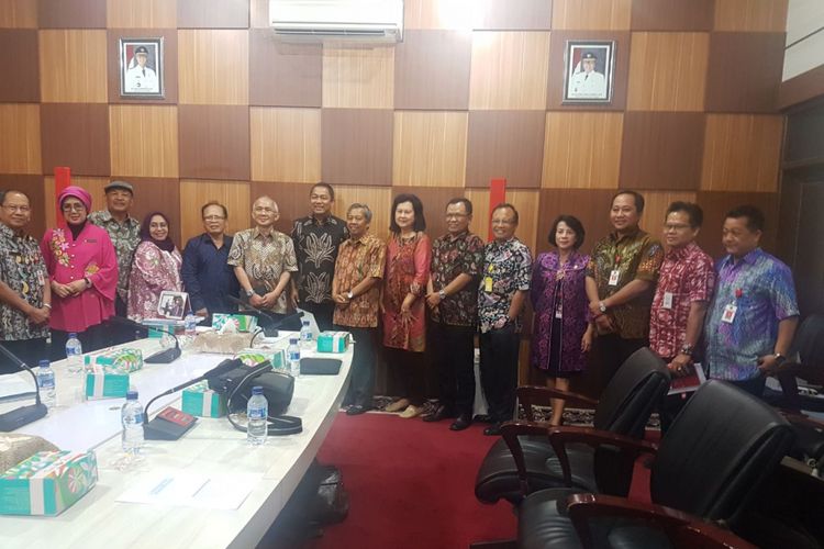 Wali Kota Semarang Hendrar Prihadi bersama para akademisi yang tergabung dalam Dewan Pertimbangan Pembangunan Kota Semarang di Balai Kota, Jumat (3/8/2018)