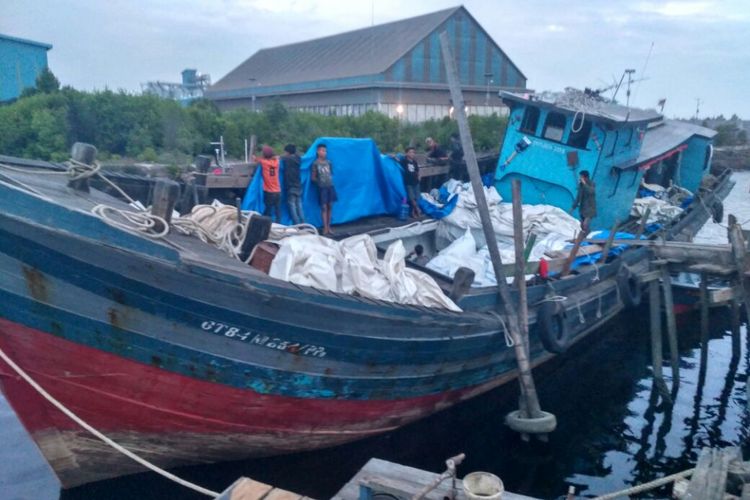 Satpol air polres Dumai mengamankan kapal berbuatan kain bekas