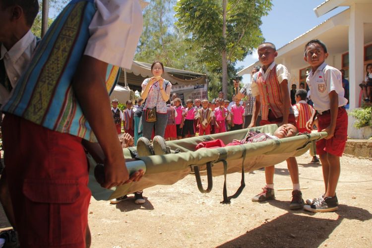 Para siswa SDI Nenohaheun, Kecamatan Mollo Selatan, Kabupaten Timor Tengah Selatan (TTS), Nusa Tenggara Timur (NTT), sedang menggotong teman mereka yang terluka saat menggelar kegiatan simulasi penanggulangan bencana alam, Jumat (9/3/2018)