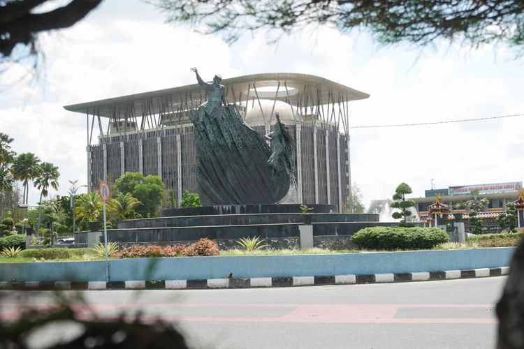 Tugu Zapin yang ada di depan Kantor Gubernur Riau, di Pekanbaru, Riau, Jumat (9/3/2018).