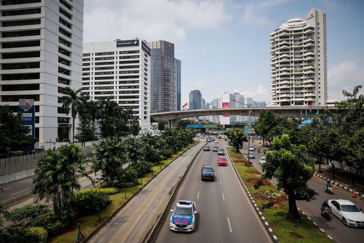 Kendaraan melintas di samping pohon-pohon yang telah ditebang di Jalan Sudirman, Jakarta, Sabtu (10/3/2018). Sebanyak 541 pohon di sepanjang jalan thamrin-sudirman ditebang imbas penataan trotoar yang akan dimulai oleh pemprov DKI Jakarta.