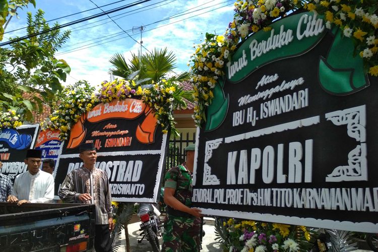 Karangan bunga dari petinggi Polri dan TNI serta kerabat, berdatangan ke rumah duka Iswandari korban kecelakaan tank di Sungai Bogowonto, Kabupaten Purworejo, Minggu (11/3/2018).