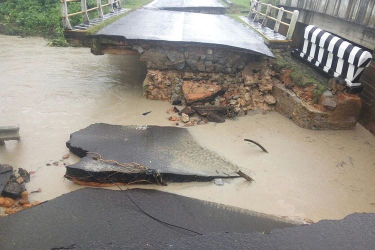 Sebuah jembatan putus akibat banjir bandang di Desa Air Putih, Bangka Barat