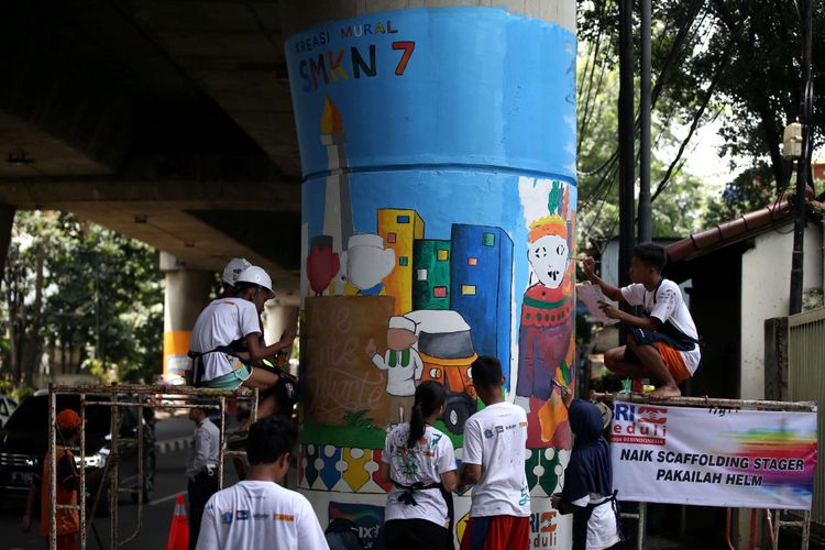 Siswa SMA dan SMK se-Jakarta melukis pilar-pilar Jalan Layang Non Tol Antasari, Jakarta Selatan, Minggu (11/3/2018). Tak kurang  dari 63 tiang dilukis melibatkan siswa-siswi dari berbagai sekolah menengah atas dan sekolah menengah kejuruan di Jakarta.