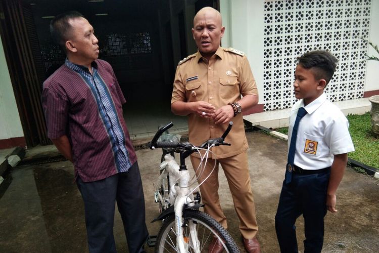 Dede Santana, siswa SMPN Telukjambe Barat, Karawang bergembira mendapat sepeda dari Wakil Bupati Karawang, Cellica Nurrchadiana. Biasanya, ia harus berjalan satu jam menuju sekolah. 