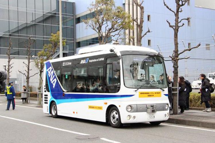 Bus Hino tanpa sopir sedang diuji di bandara Haneda,  pada proyek antara SoftBank dan ANA.