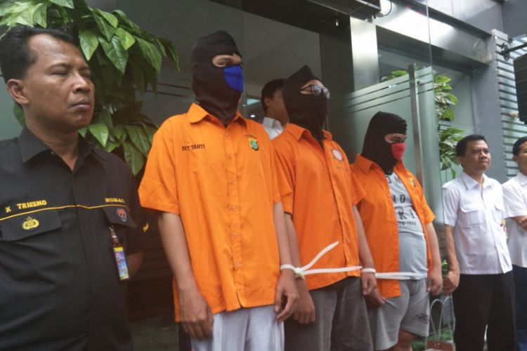 Tiga tersangka anggota Surabaya Black Hat dalam kasus peretasan situs web di 40 negara yang ditangkap di Surabaya, Jawa Timur, yang tiba di Mapolda Metro Jaya, Selasa (13/3/2018).