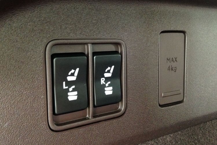 Tombol untuk naik turunkan kursi baris ketiga secara elektrik di Lexus RX 350L.