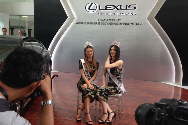 Miss Universe 2017, Demi-Leigh Nel-Peters bersama Puteri Indonesia 2018, Sonia Fergina Citra.

