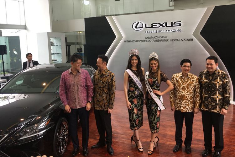 Miss Universe 2017, Demi-Leigh Nel-Peters bersama Puteri Indonesia 2018, Sonia Fergina Citra.