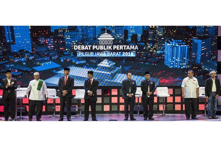 Empat pasangan calon gubernur dan wakil gubernur Jawa Barat Ridwan Kamil (kiri) - Uu Ruzhanul Ulum (kedua kiri), TB Hasanudin (ketiga kiri) - Anton Charliyan (keempat kiri), Sudrajat (keempat kanan) - Ahmad Syaikhu (ketiga kanan) dan Deddy Mizwar (kedua kanan) - Dedi Mulyadi (kanan) menghadiri Debat Calon Gubernur dan Wakil Gubernur Jawa Barat di Sabuga, Bandung, Jawa Barat, Senin (12/3/2018). Debat pertama calon gubernur dan wakil gubernur Jabar tersebut mengangkat sejumlah isu seperti politik, hukum, ekonomi, pemerintahan daerah, UMKM, dan infrastruktur.