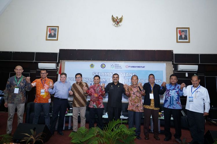 Bupati Karimun, Kepulauan Riau, Aunur Rafiq (tengah, safari hitam) dalam acara Seminar Bisnis dan Temu Calon Pelanggan yang digelar di Gedung Nasional, Kabupaten Karimun, Selasa (13/03/2018). Aunur mendorong investor untuk datang ke Karimun dan menjamin investasi di wilayah tersebut yang telah didukung dengan ketersediaan listrik dari PLTMG dan Grid.
