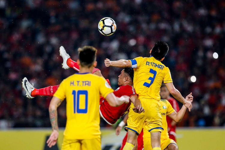 Pemain Persija Jakarta Addison berebut bola dengan pemain Song Lam Nghe An pada laga kedua Grup H Piala AFC di Stadion Utama Gelora Bung Karno, Jakarta, Rabu (14/3/2018). Persija menang dengan skor 1-0.