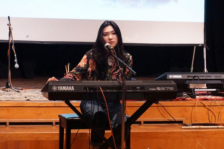 Penyanyi Isyana Sarasvati saat bermain keyboard di Gedung Yamaha, Gatot Subroto, Jakarta Selatan, Selasa (13/3/2018).