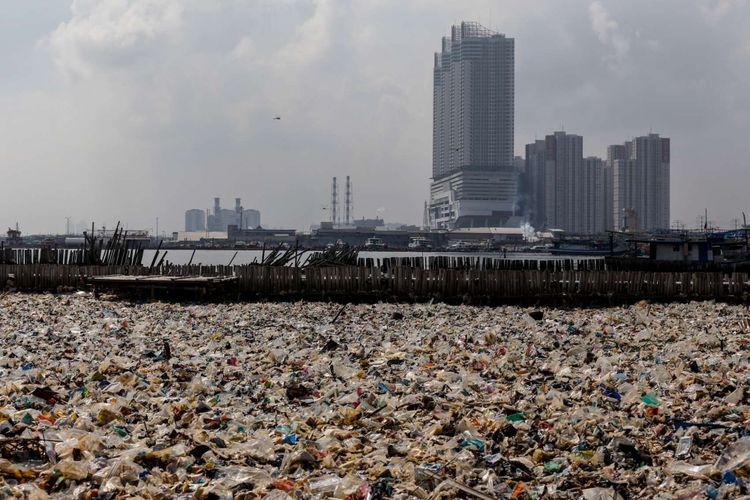 Sampah yang menumpuk di kawasan Teluk Jakarta, Muara Angke, Jakarta Utara, Rabu (14/3/2018). Pencemaran di wilayah Teluk Jakarta mayoritas bersumber dari limbah domestik rumah tangga yang menyebabkan air laut menjadi tercemar dan berdampak buruk bagi ekosistem di lingkungan sekitar.