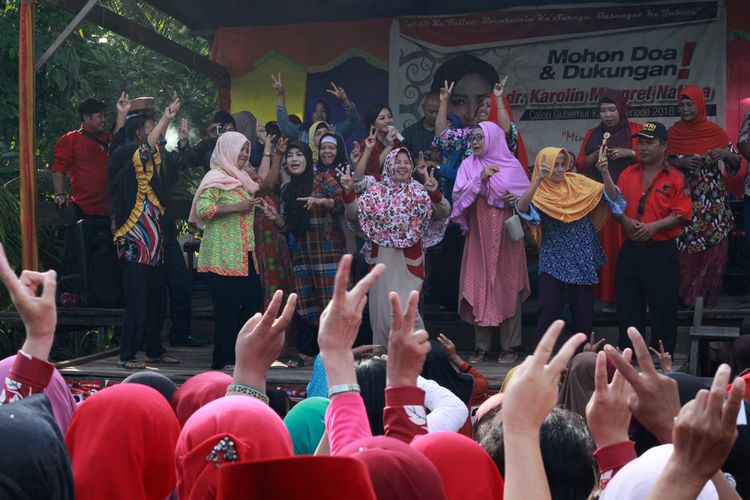 Calon Gubernur Kalimantan Barat Karolin Margret Natasa berjoget bersama ibu-ibu dalam kampanye dialogis di Desa Sengawang, Kecamatan Teluk Keramat Kabupaten Sambas (14/3/2018)