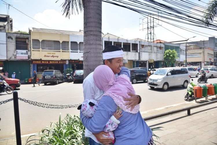 Cawagub Jabar Dedi Mulyadi, saat tiba-tiba dipeluk seorang ibu yang menggendong balitanya karena ingin sekadar bertemu dan berfoto di depan Pasar Proyek atau Mal Pelayanan Publik Kota Bekasi, Kamis (15/3/2018). 