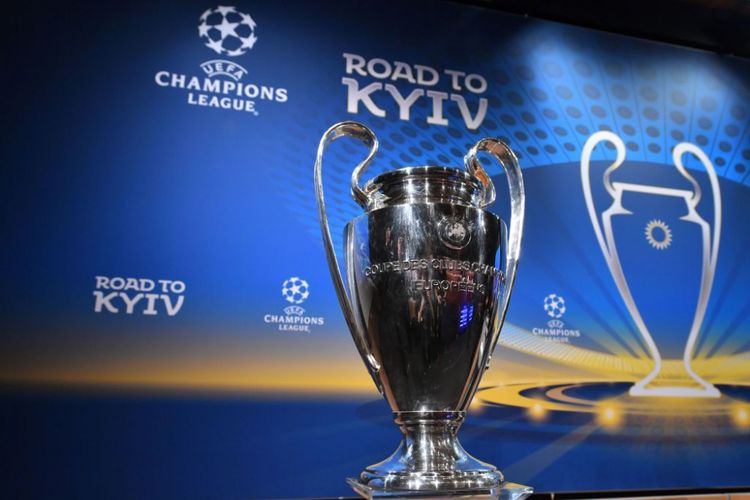 Trofi Liga Champions dipajang jelang pengundian babak perempat final di Nyon, Jumat, 16 Desember 2018. 