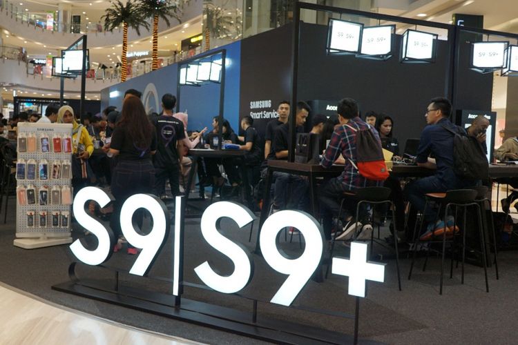 Penjualan perdana Galaxy S9 dan Galaxy S9 Plus mulai digelar di Indonesia, Jumat (16/3/2018), di Central Park Mall, Jakarta.