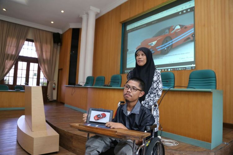 Muhammad Fahmi Husaen menunjukan desain mobil karyanya ditemani sang ibu Anik Marwati.