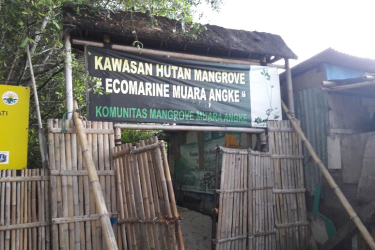 Pintu masuk kawasan Hutan Mangrove Ecomarine di Muara Angke, Jakarta Utara.