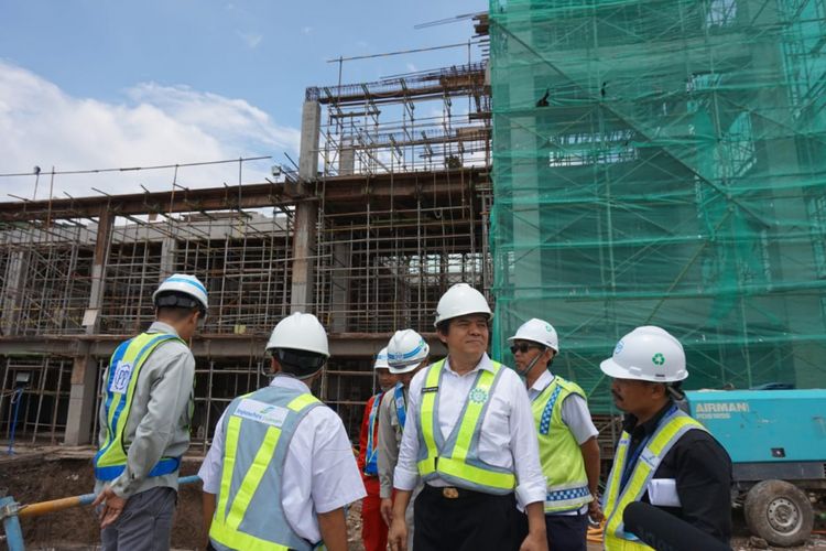 Dirjen Perhubungan Udara Agus Santoso meninjau proyek Stasiun Bandara di Bandara Adi Soemarmo Solo, Sabtu (17/4/2018).