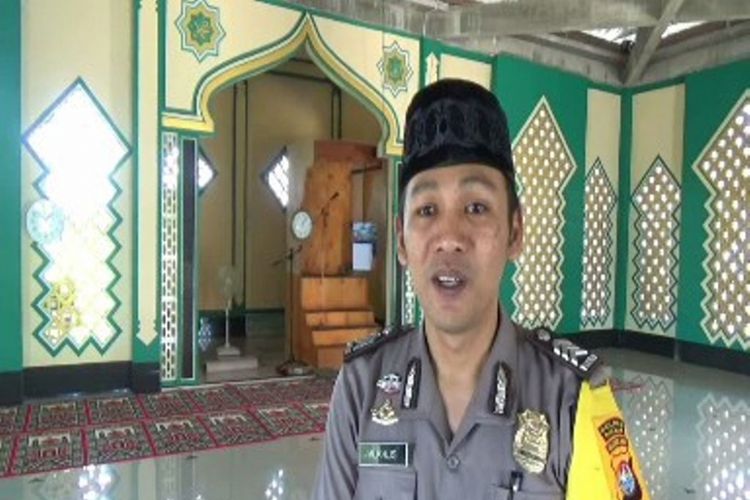 Karena cemas dengan berbagai isu sara, rasisme dan hoax menjelang Pilkada, Brigadir Polisi Muhlis berdakwah dari masjid ke masjid.