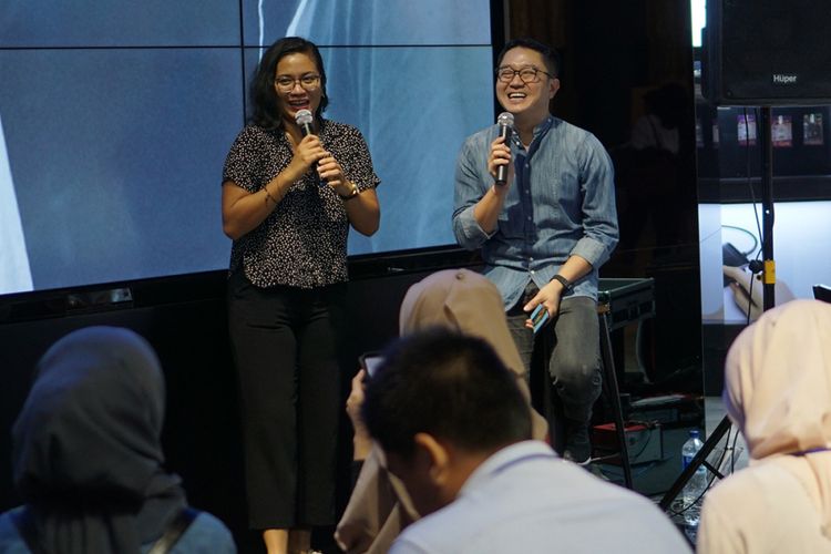 Travel blogger Putri Anindya (kiri) dan fotografer David Soong saat berbagi tips memotret dengan smartphone di acara Gadget Story Galaxy S9 dan S9 Plus di Jakarta, Kamis (15/3/2018).