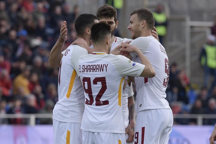 AS Roma Merayakan Gol Radja Nainggolan Saat Menang 2-0 Atas Crotone