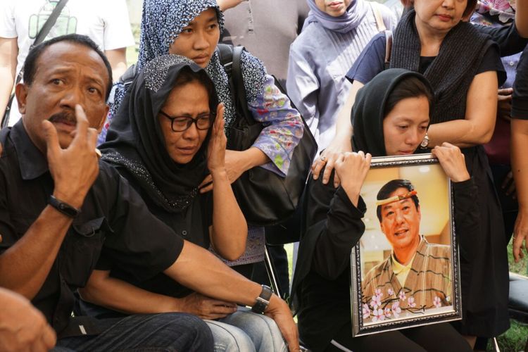 Istri Chef Harada, Dewi Suciati dan putrinya Ayumi Harada saat mengantarkan jenazah Chef Harada ke liang lahat di Tempat Pemakaman Umum (TPU) Jeruk Purut, Jakarta Selatan, Senin (19/3/2018).